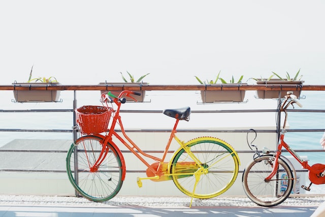 VÉLOS AUX COULEURS ACIDULÉES